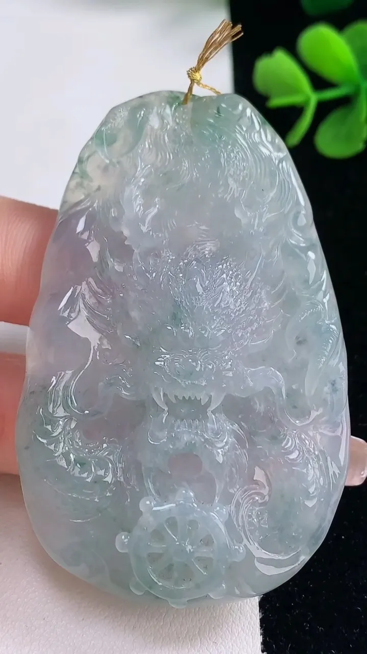天然A货翡翠种飘花龙牌吊坠，尺寸65.3-40.8-8.7，重量:35.52g
12月30日