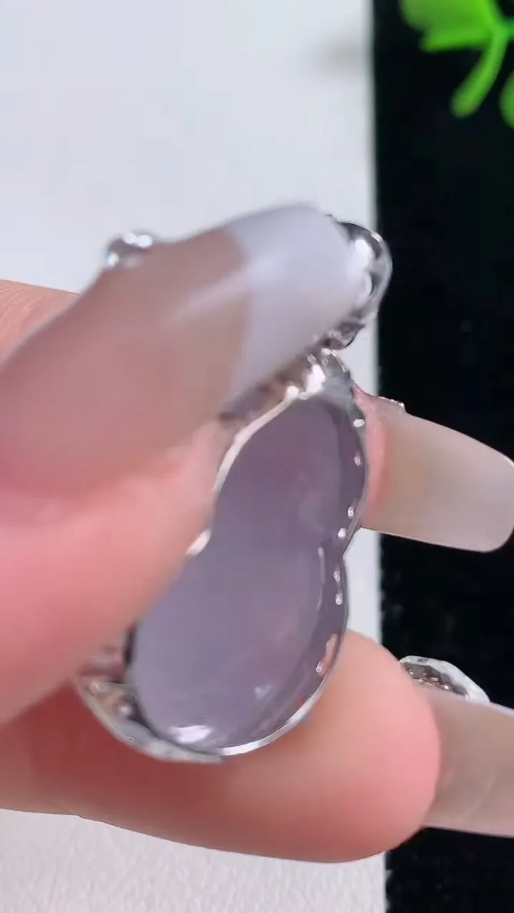 天然A货翡翠18K金紫罗兰葫芦吊坠，尺寸30.8-22.3-16-10，重量:7.18g
12月30日