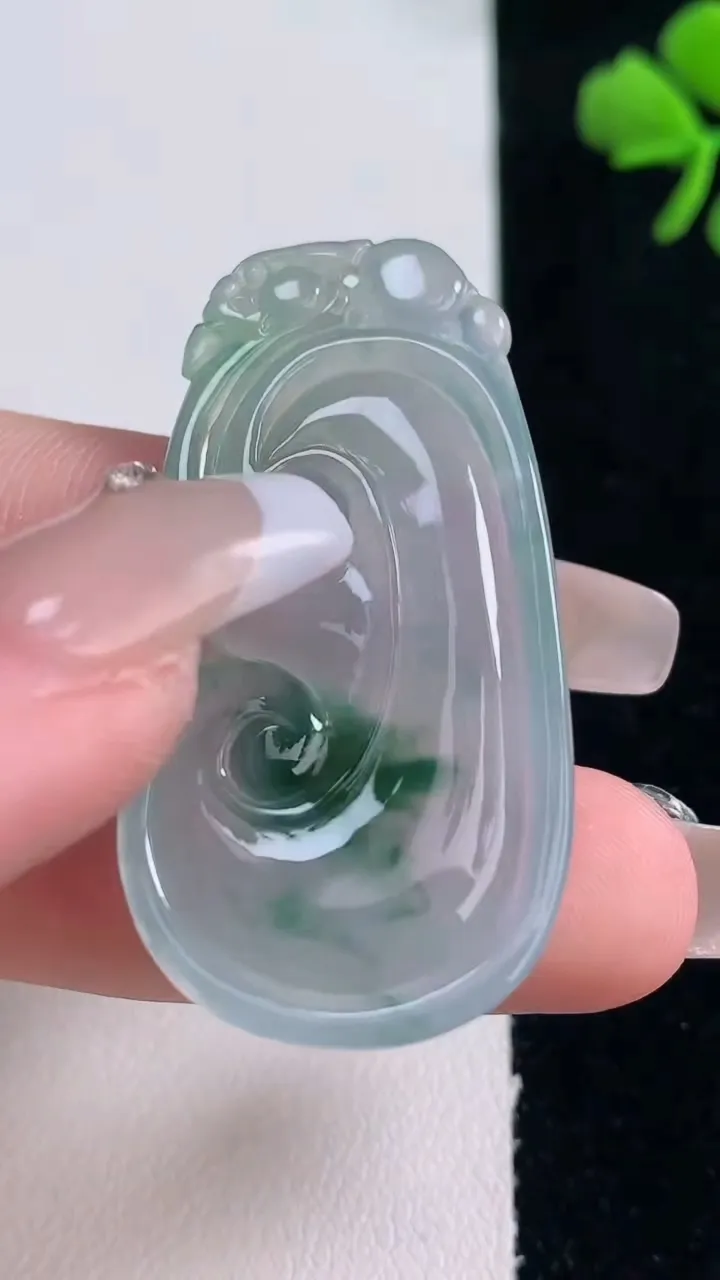 天然A货翡翠冰种飘花如意吊坠，尺寸44.7-22.8-4.7，重量:10.54g
12月30日