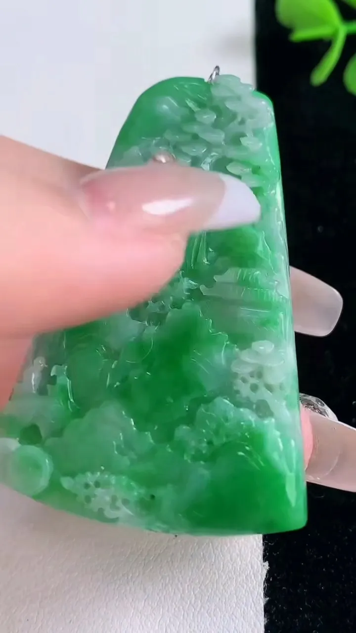 天然A货翡翠山水牌吊坠，尺寸52.5-34.5-5.2，重量:19.86g
12月30日