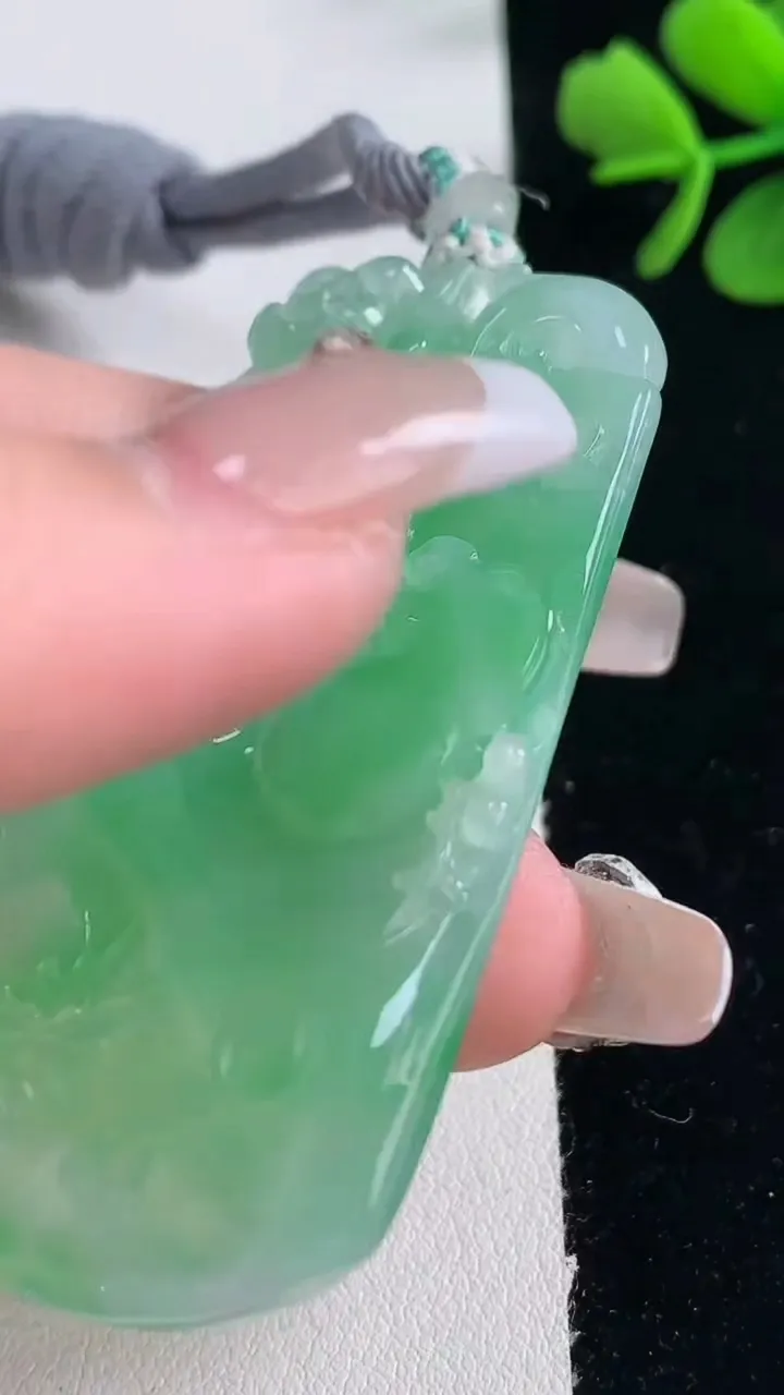 天然A货翡翠梅花鹿吊坠，尺寸59-34.3-7.2，重量:35.37g
12月30日