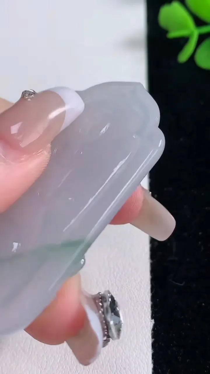 天然A货翡翠文殊菩萨吊坠，尺寸58-36.5-6.5，重量:26.09g
12月30日