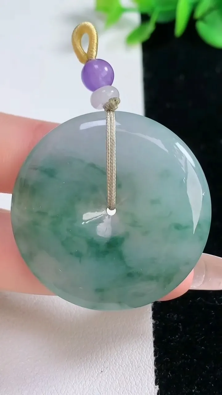 天然A货翡翠冰种飘花平安扣吊坠，尺寸37.3-5，重量:16.46g
12月30日