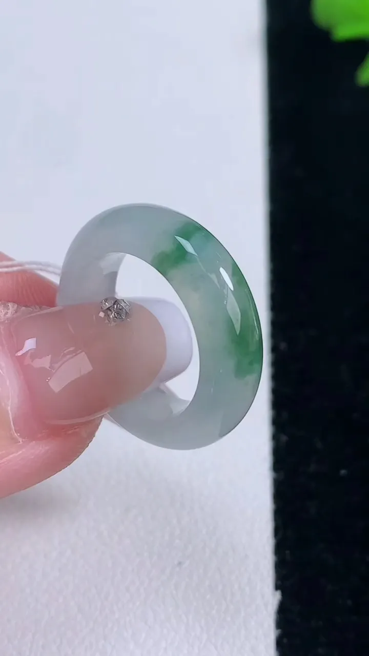 天然A货翡翠冰种飘花指环戒指，尺寸15.5-5.6-3.6，重量:4.15g2025年12月30日
工厂直销收藏佳品,种好水足，色泽均匀，有种有色，上手高大气！