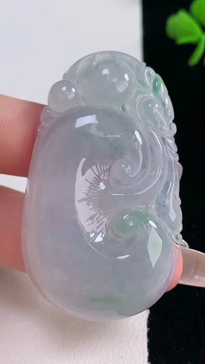 天然A货翡翠如意吊坠，尺寸52.4-31-5.7，重量:17.66g
12月30日