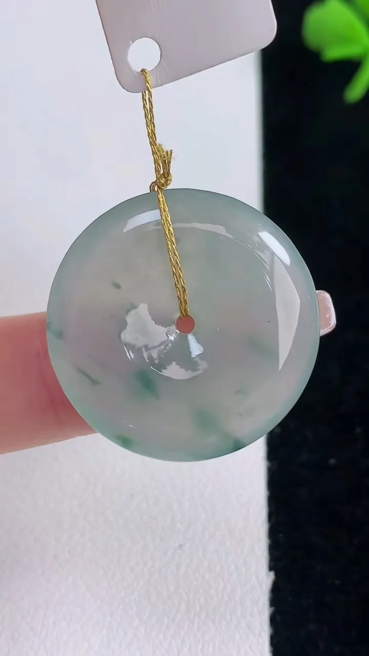 天然A货翡翠冰种飘花平安扣吊坠，尺寸25.5-4.5，重量:6.35g
12月30日