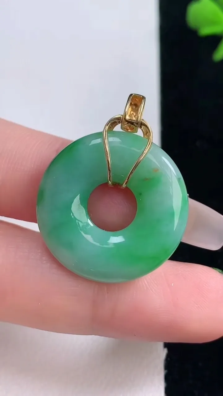 天然A货翡翠平安环吊坠，尺寸24-4.6，重量:6.47g
12月30日