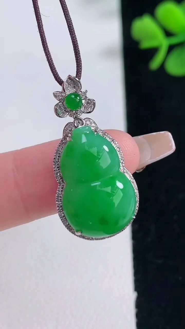 天然A货翡翠葫芦吊坠，尺寸27.6-13.8-7.6，裸石18.2-12重量:3.08g
12月30日