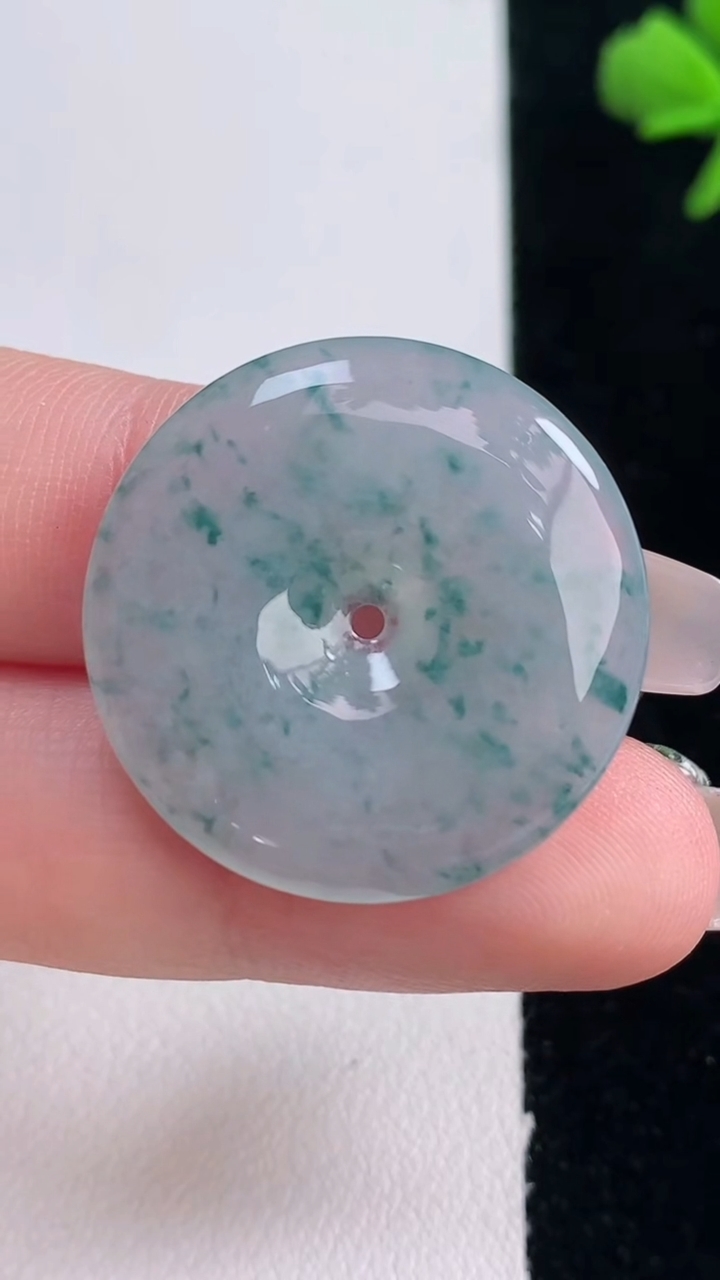 天然A货翡翠冰种飘花平安扣吊坠，尺寸26.6-4.7，重量:7.11g
12月30日