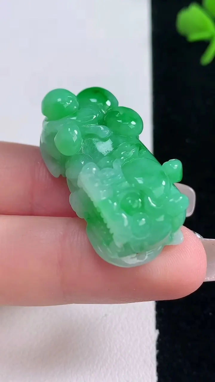 天然A货翡翠霸王貔貅吊坠，尺寸34.2-17.6-11.6，重量:15.59g
12月30日