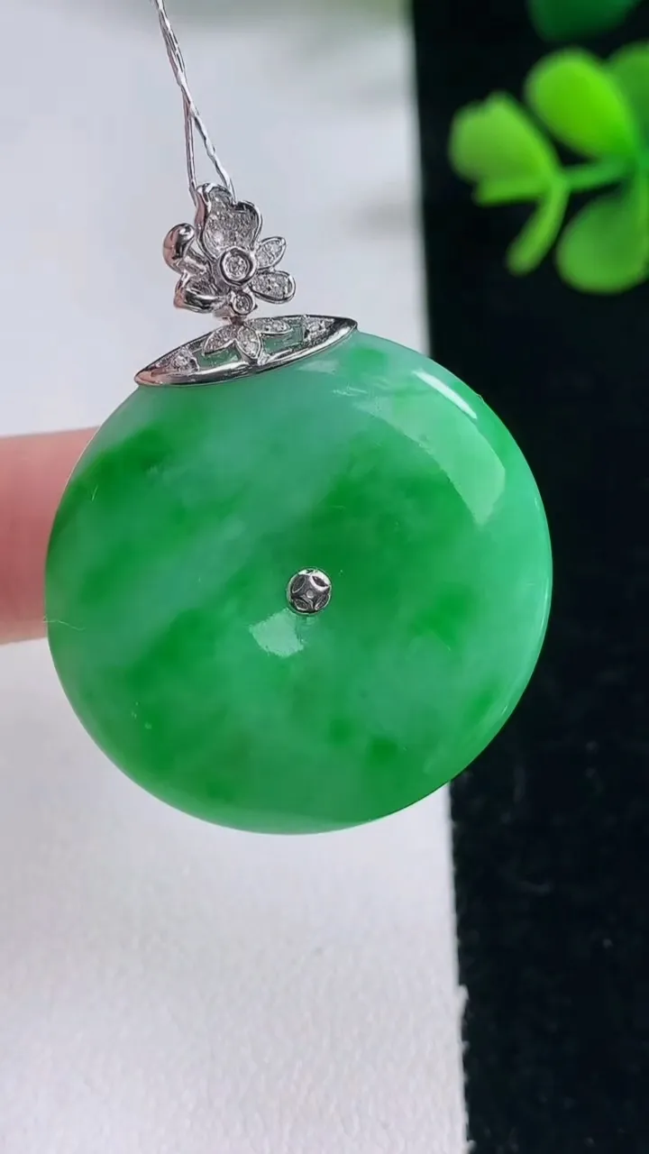 天然A货翡翠平安扣吊坠，尺寸30.4-6.2，重量:13.53g
12月30日