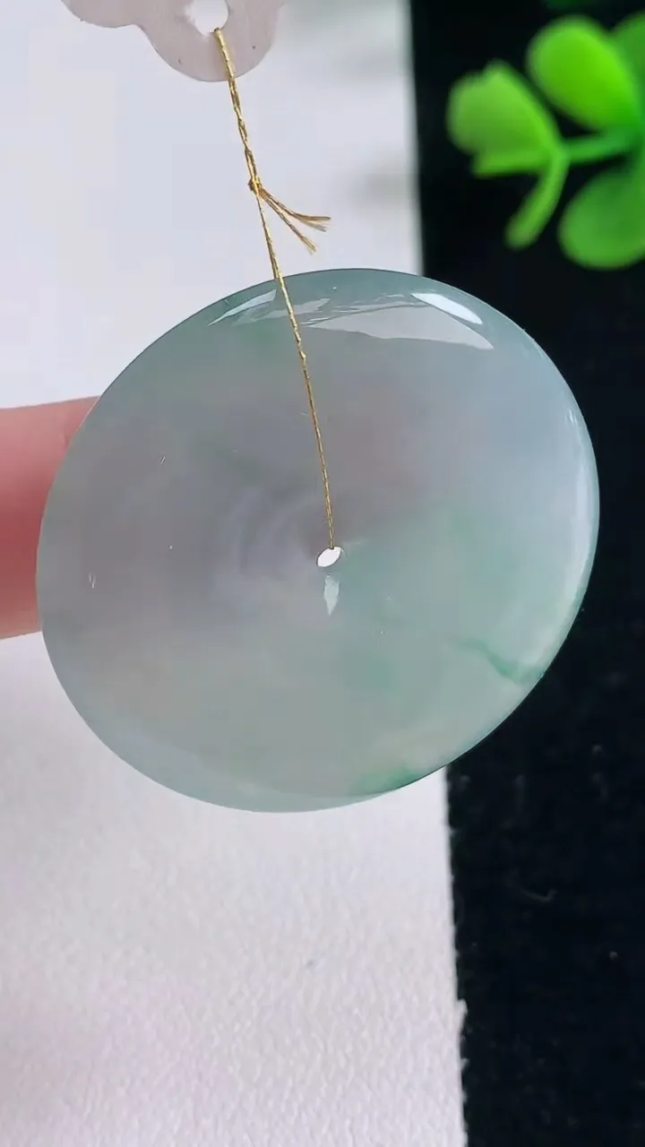 天然A货翡翠种飘花平安扣吊坠，尺寸33.7-5.8，重量:14.60g
12月30日