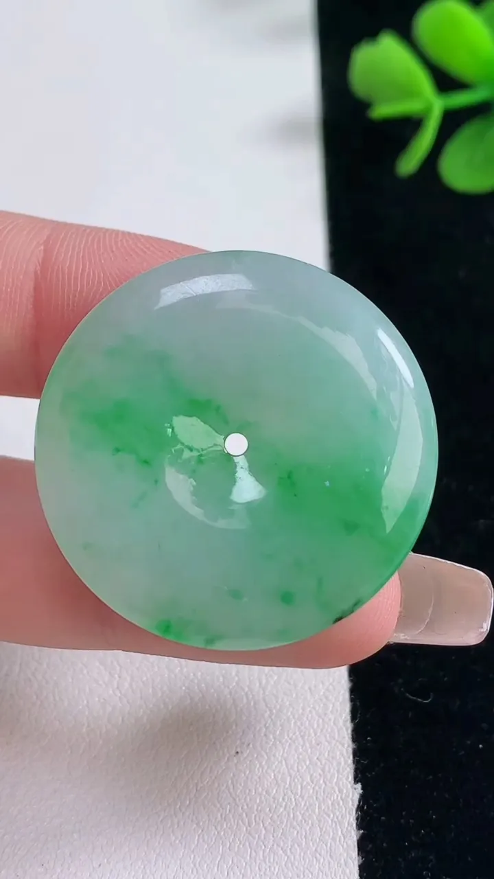 天然A货翡翠平安扣吊坠，尺寸32-5.4，重量:13.16g
12月30日