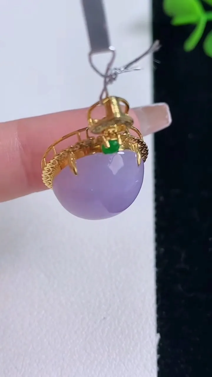 天然A货翡翠18K金紫罗兰蛋面吊坠，尺寸27.4-17.3-10，裸石16.7-14.7重量:4.86g
12月30日