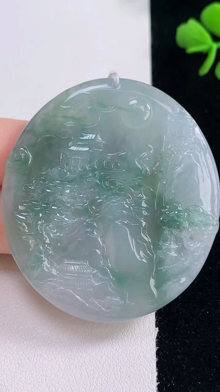 天然A货翡翠牌吊坠，尺寸53-47.7-5.5，重量:30.67g
12月30日