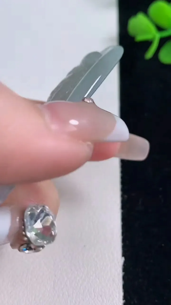 天然A货翡翠观音菩萨吊坠，尺寸66.8-41.4-6.3，重量:31.93g
12月30日