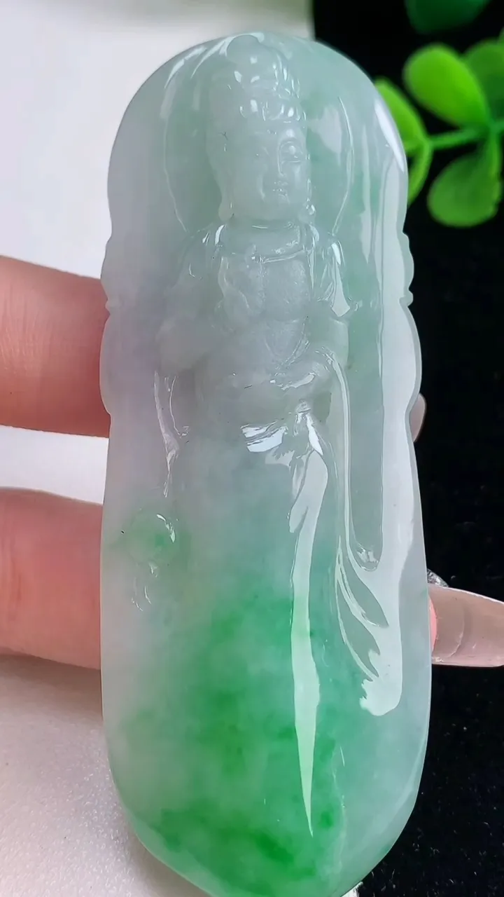 天然A货翡翠观音菩萨吊坠，尺寸81-29.6-12.3，重量:51.63g
12月30日