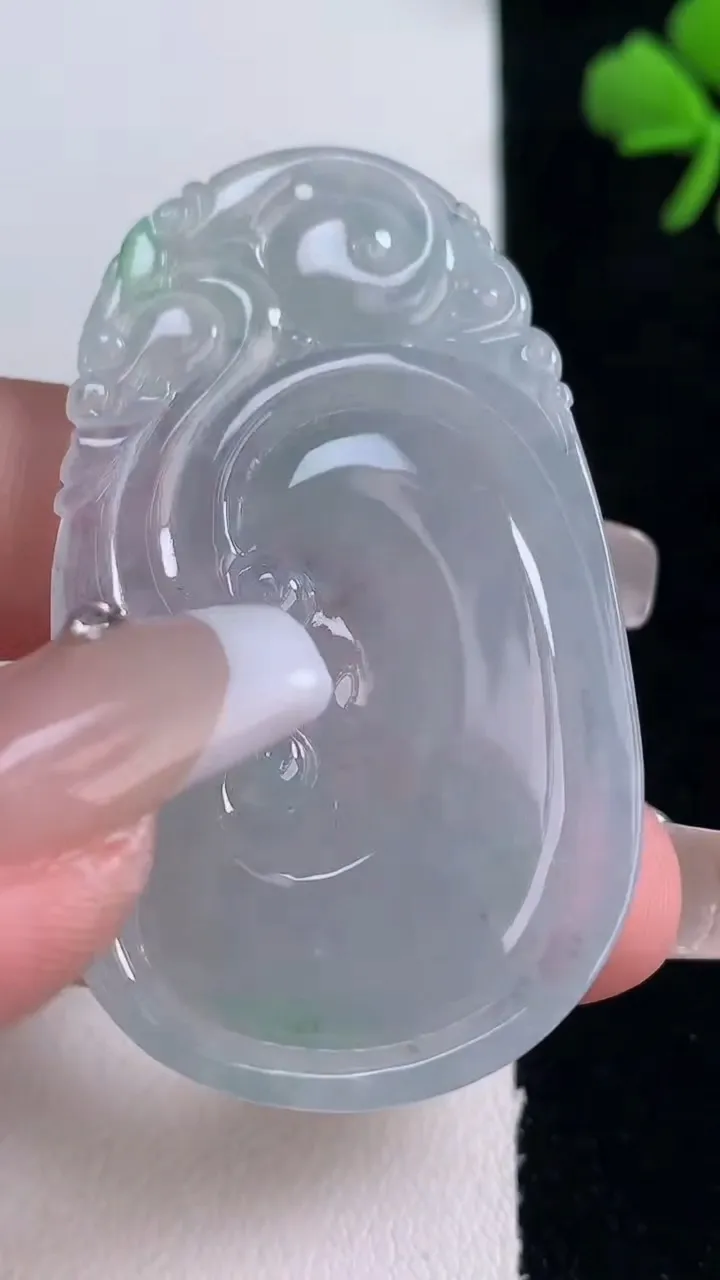 天然A货翡翠如意吊坠，尺寸52.4-31-5.7，重量:17.66g
12月30日