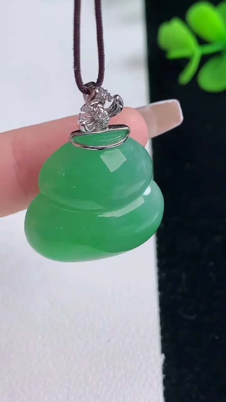 天然A货翡翠葫芦吊坠，尺寸23.2-23.7-7.7，重量:8.12g
12月30日