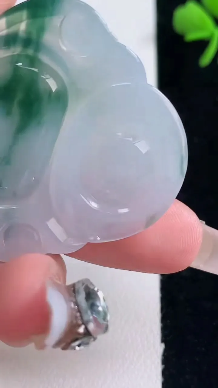 天然A货翡翠飘花佛公吊坠，尺寸36.5-39.7-6，重量:12.62g
12月30日