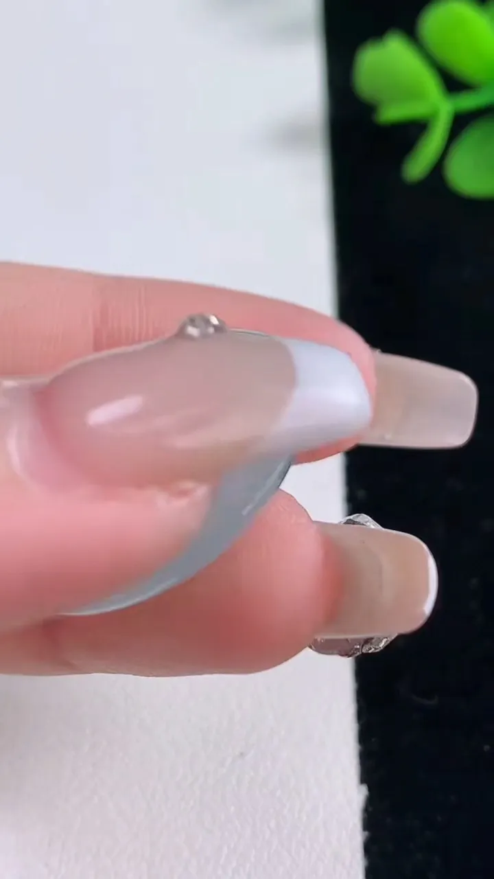 天然A货翡翠种飘花平安扣吊坠，尺寸25.6-6.4，重量:8.44g
12月30日