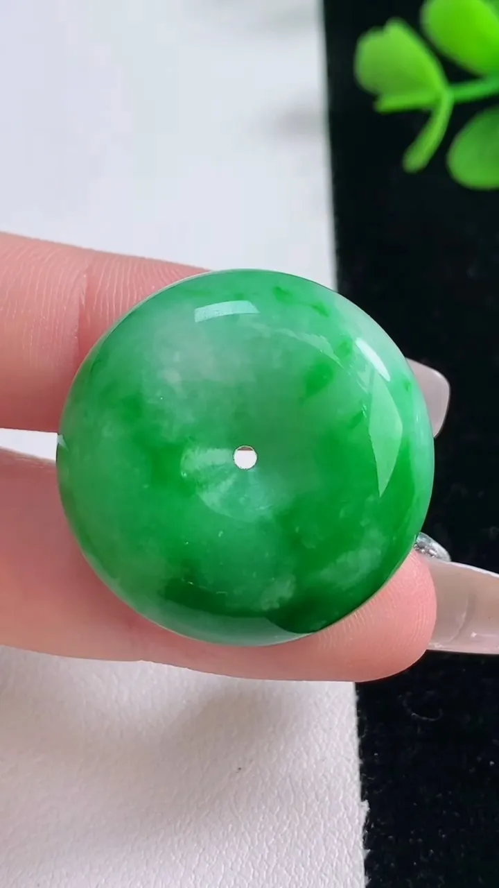 天然A货翡翠平安扣吊坠，尺寸28.3-12.4，重量:21.75g
12月30日