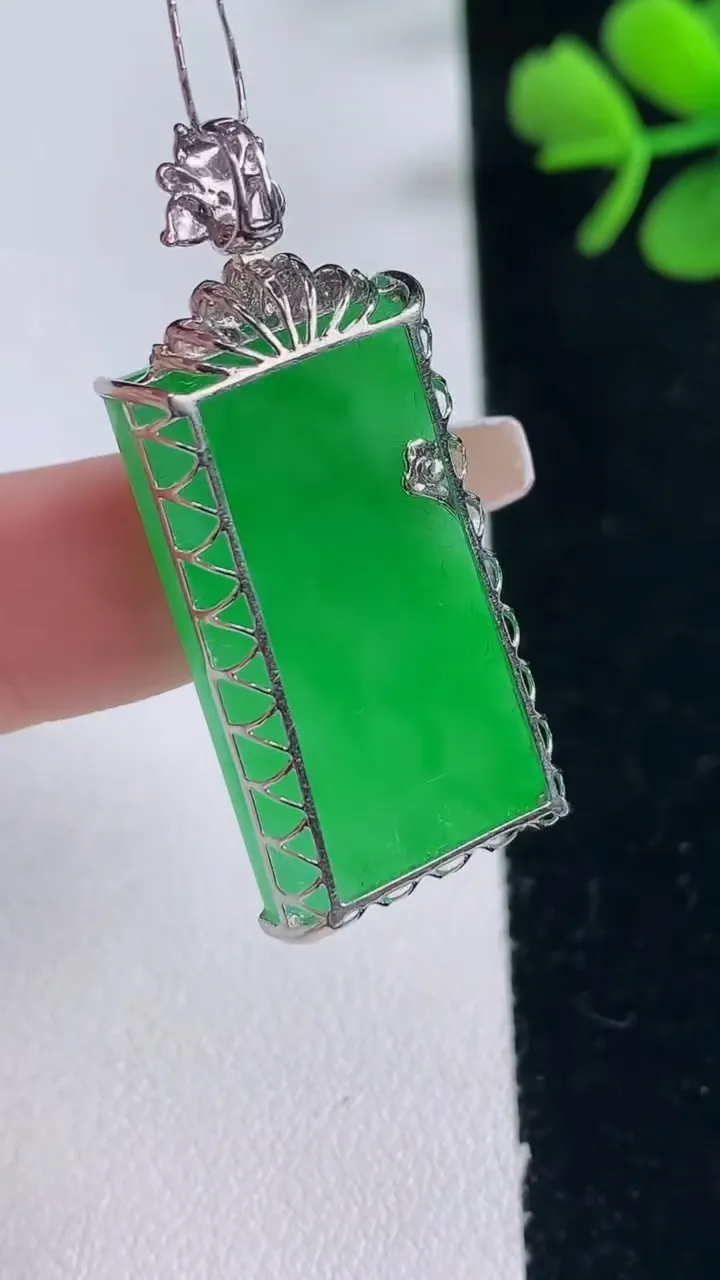 天然A货翡翠无事牌吊坠，尺寸38.7-28.8-15.6-6.3，重量:5.55g
12月30日