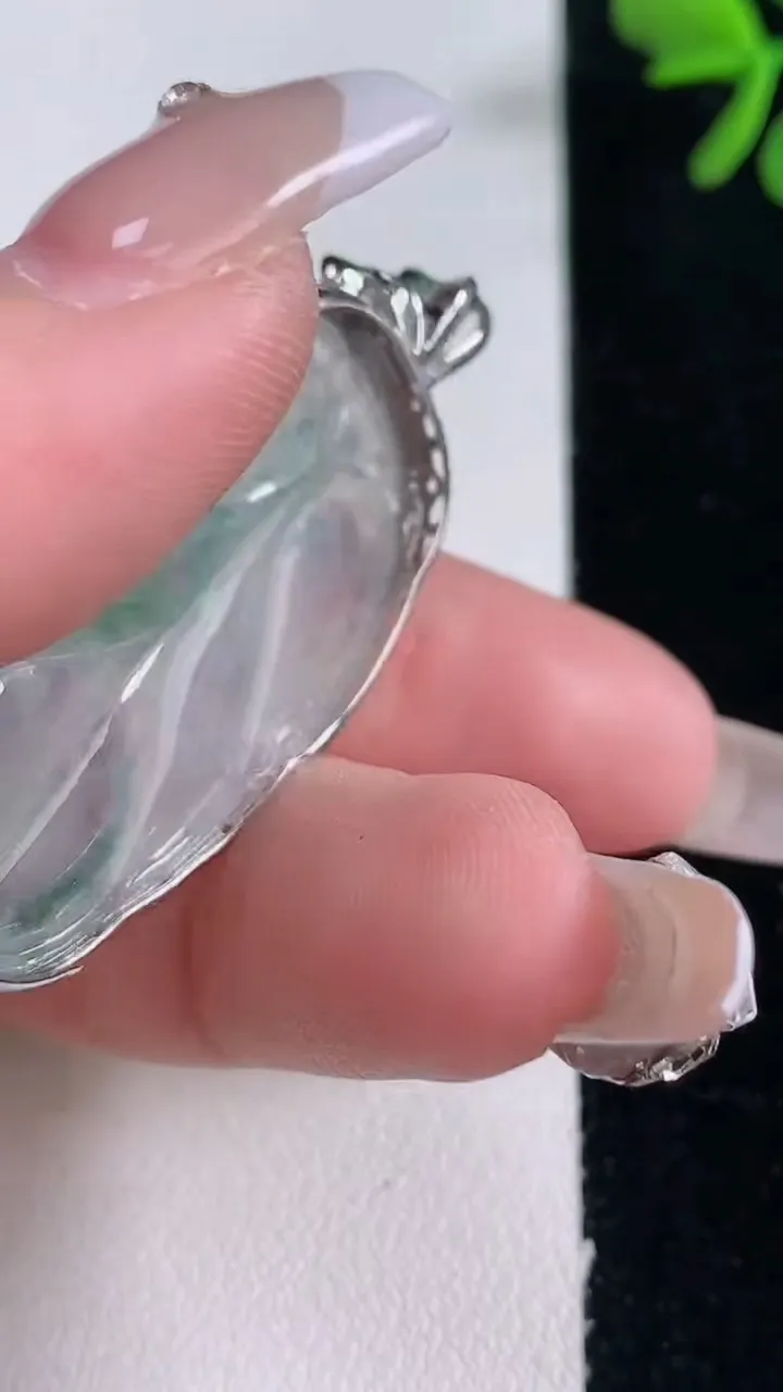 天然A货翡翠种飘花金枝玉叶 叶子吊坠，尺寸46.5-36-21.3-7.2，重量:9.34g
12月30日