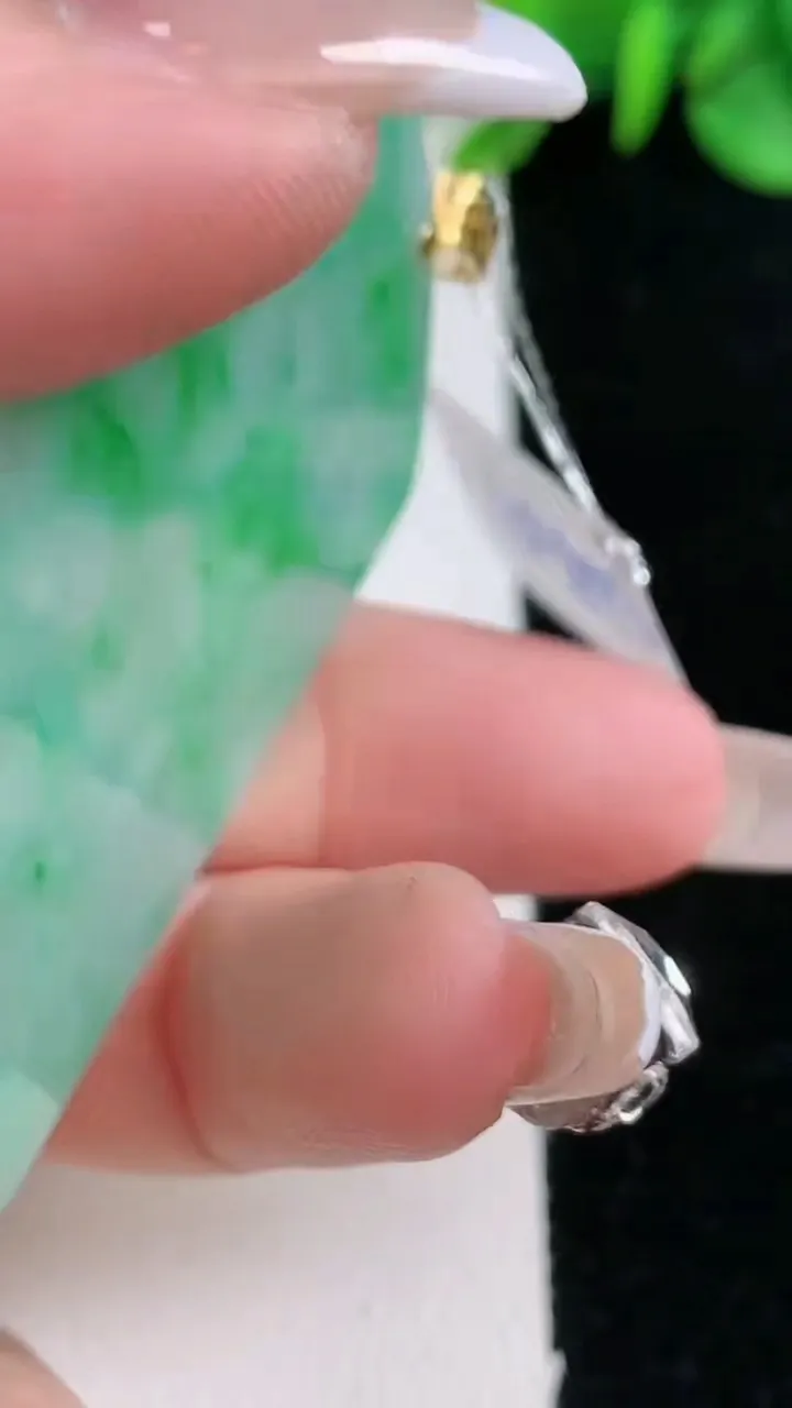 天然A货翡翠无事牌吊坠，尺寸53.3-27.5-5.6，重量:16.76g
12月30日