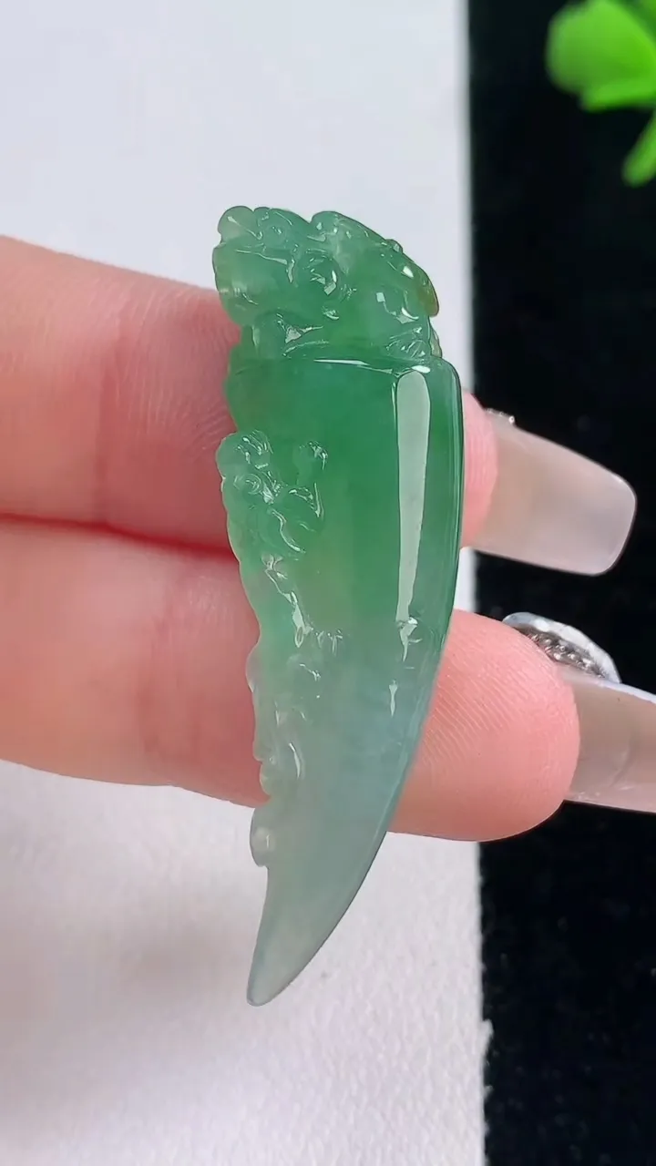 天然A货翡翠龙牙吊坠，尺寸42.3-12.4-6.8，重量:5.94g
12月30日