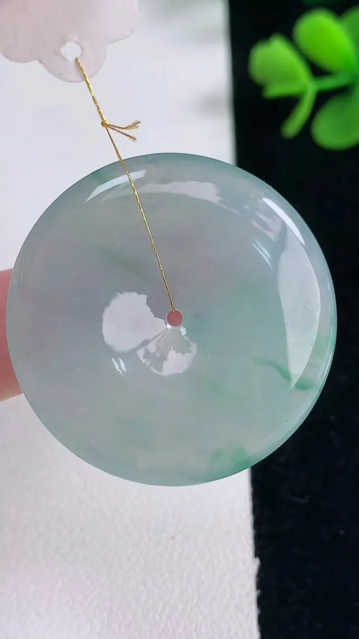 天然A货翡翠种飘花平安扣吊坠，尺寸33.7-5.8，重量:14.60g
12月30日