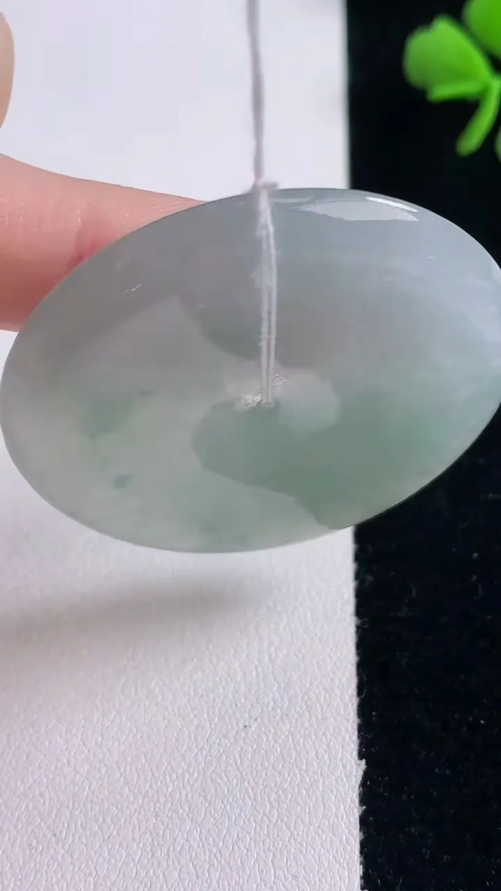 天然A货翡翠冰种飘花平安扣吊坠，尺寸43.8-5.9，重量:25.29g
12月30日