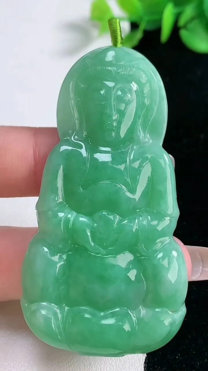 天然A货翡翠观音菩萨吊坠，尺寸64.5-34.3-5.7，重量:24.39g
12月30日
