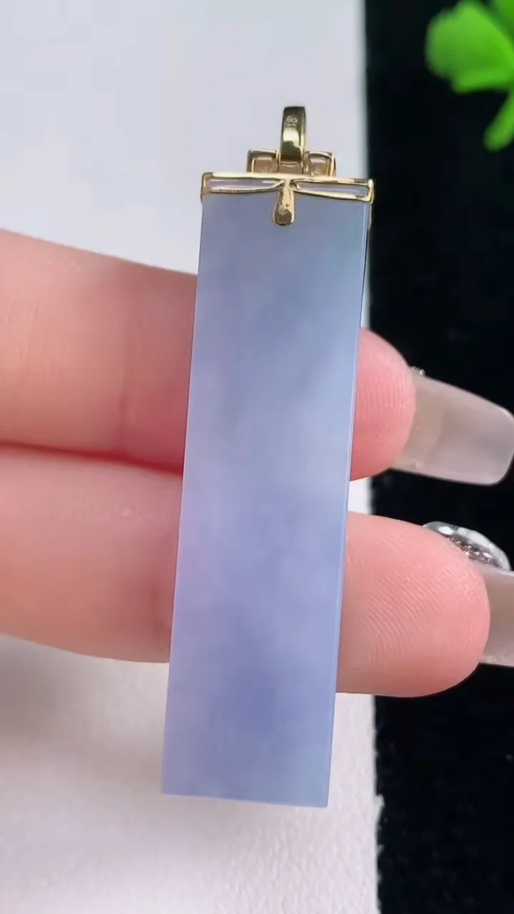 天然A货翡翠18K金紫罗兰无事牌吊坠，尺寸43.3-11-6，重量:11.12g
12月30日