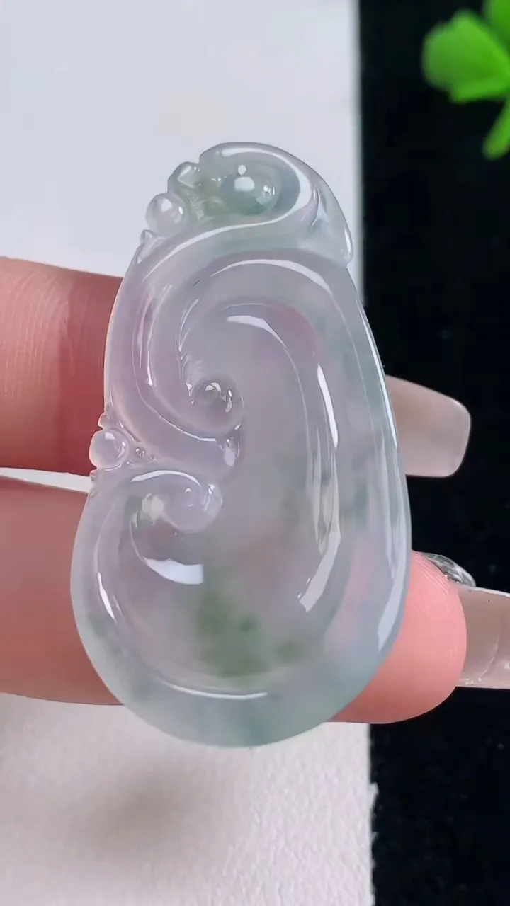 天然A货翡翠冰种飘花如意吊坠，尺寸42.7-21.3-6，重量:7.64g
12月30日