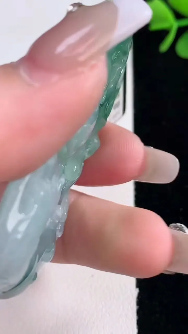 天然A货翡翠飘花龙牌吊坠，尺寸59-33.3-6.8，重量:29.45g
12月30日