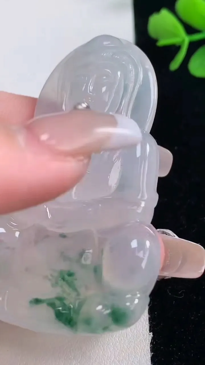 天然A货翡翠种飘花观音菩萨吊坠，尺寸62-39.3-5.3，重量:22.34g
12月30日