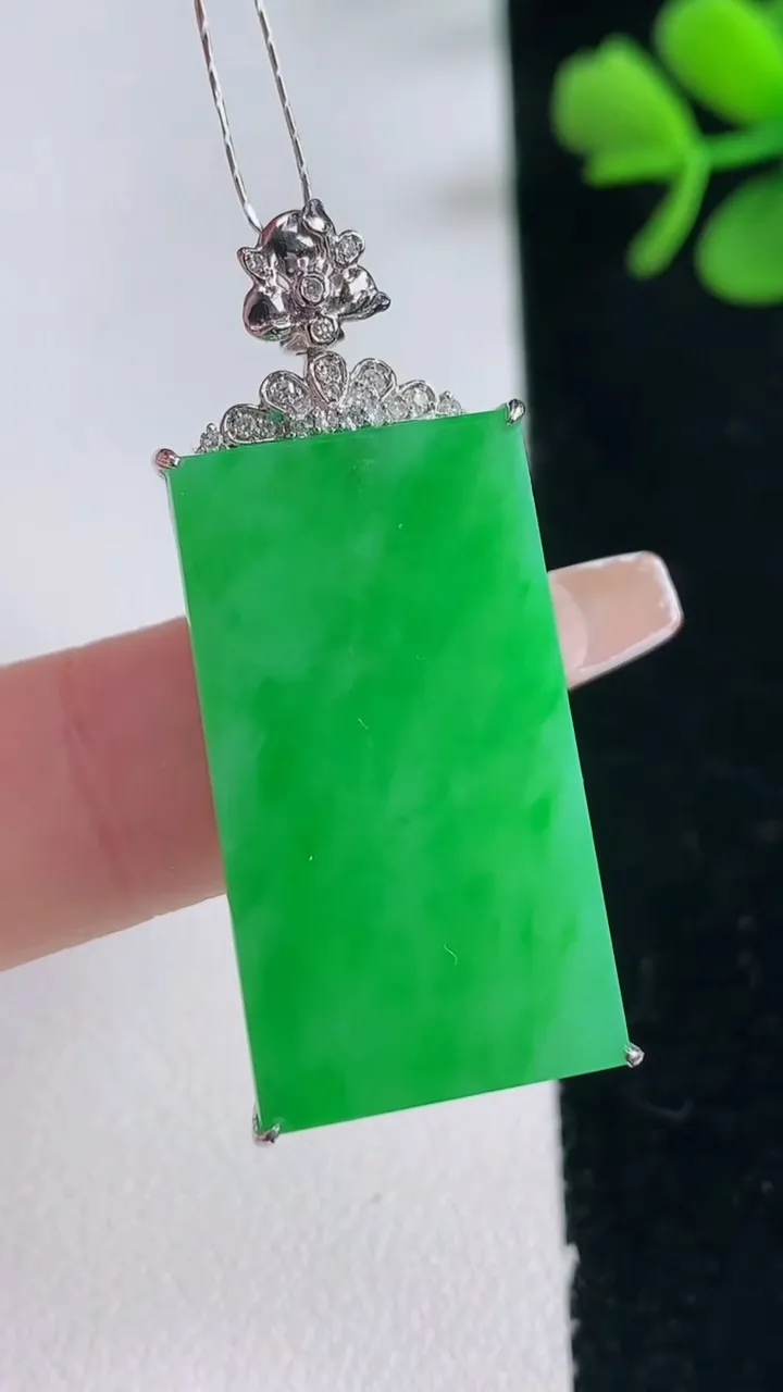 天然A货翡翠无事牌吊坠，尺寸38.7-28.8-15.6-6.3，重量:5.55g
12月30日