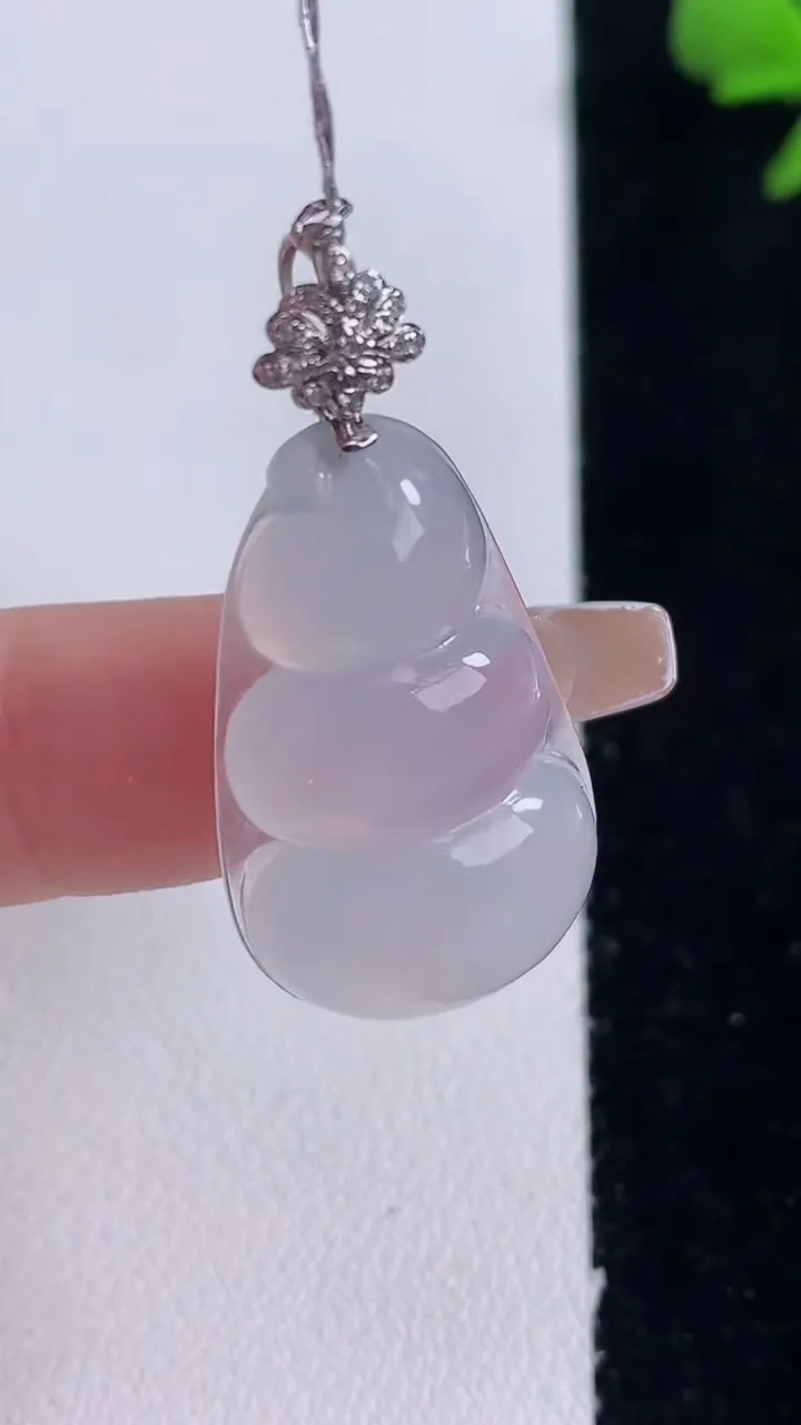 天然A货翡翠种白冰福豆吊坠，尺寸27-16.7-5.6，重量:4.49g
12月30日