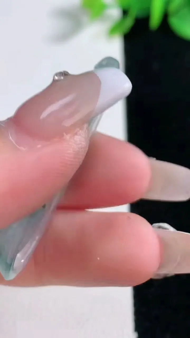 天然A货翡翠冰种飘花福瓜吊坠，尺寸44.5-16-6.1，重量:7.56g
12月30日