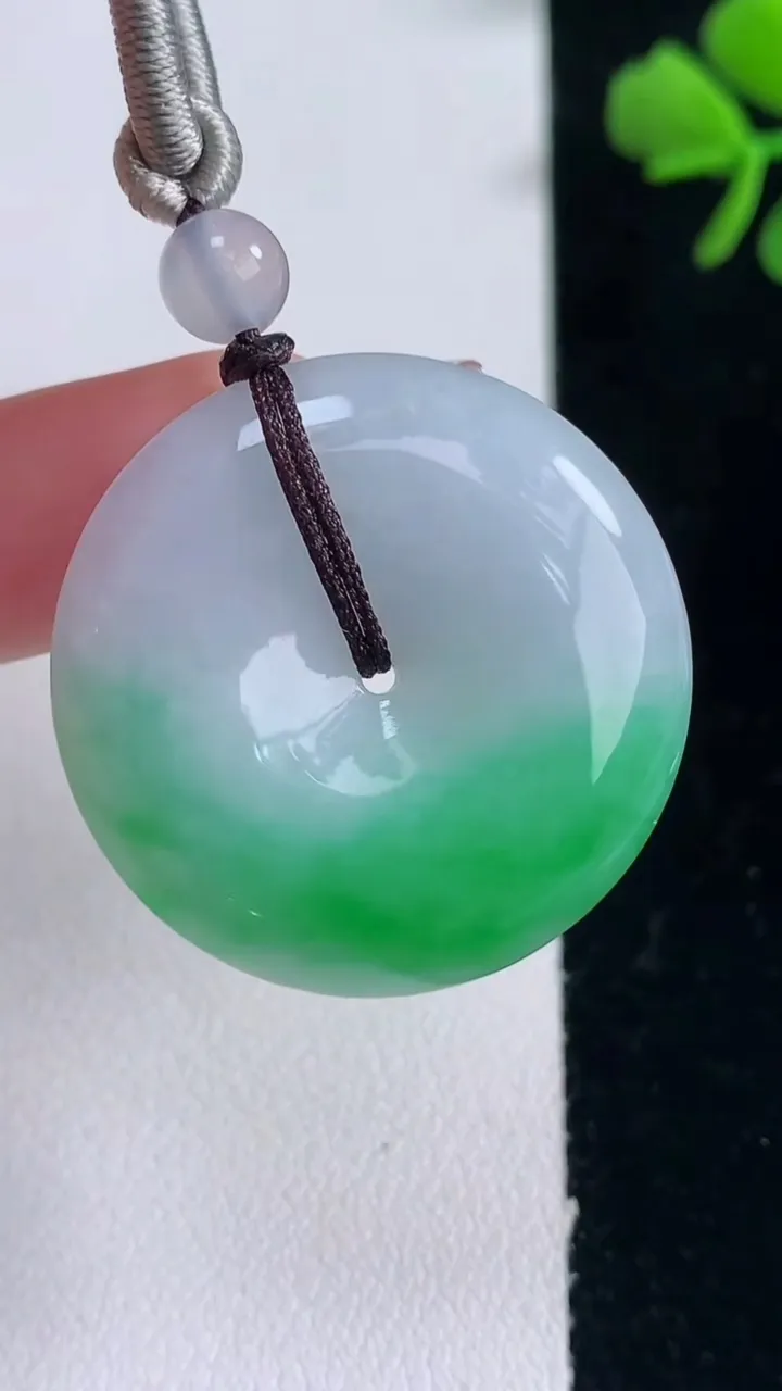 天然A货翡翠平安扣吊坠，尺寸30.2-6.4，重量:15.88g
12月30日