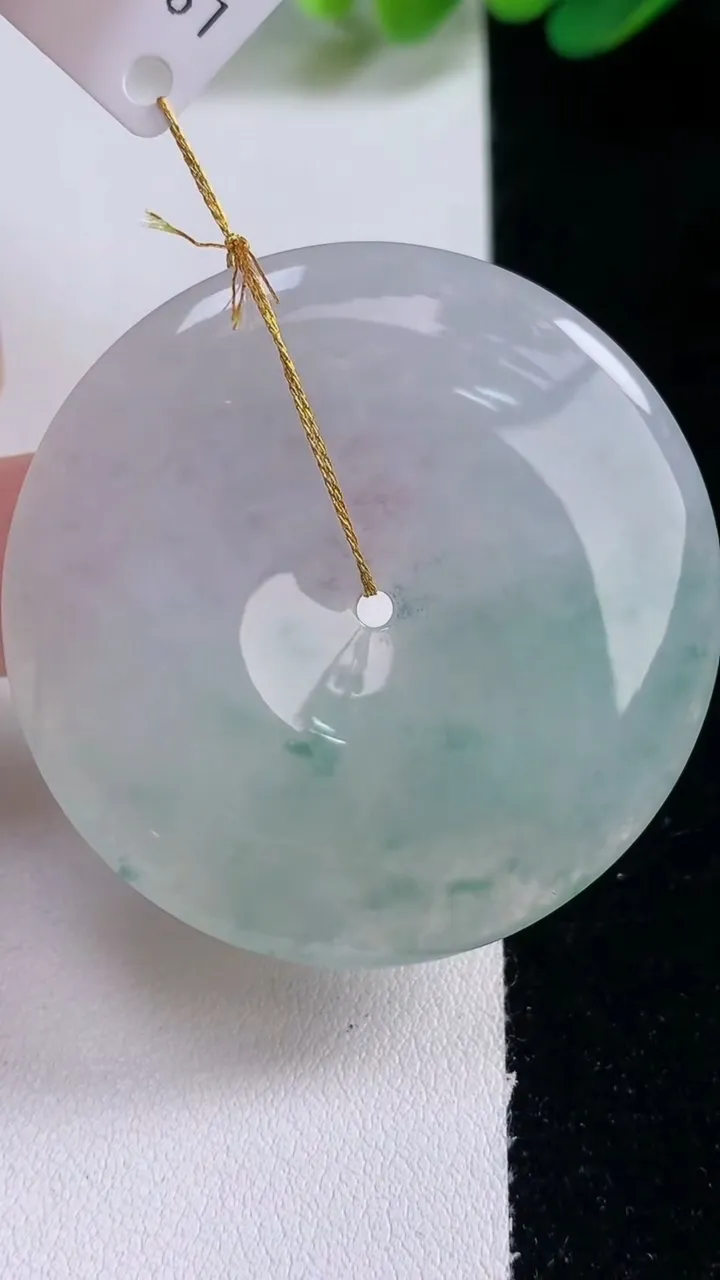 天然A货翡翠冰种飘花平安扣吊坠，尺寸45.6-5.8，重量:24.67g
12月30日