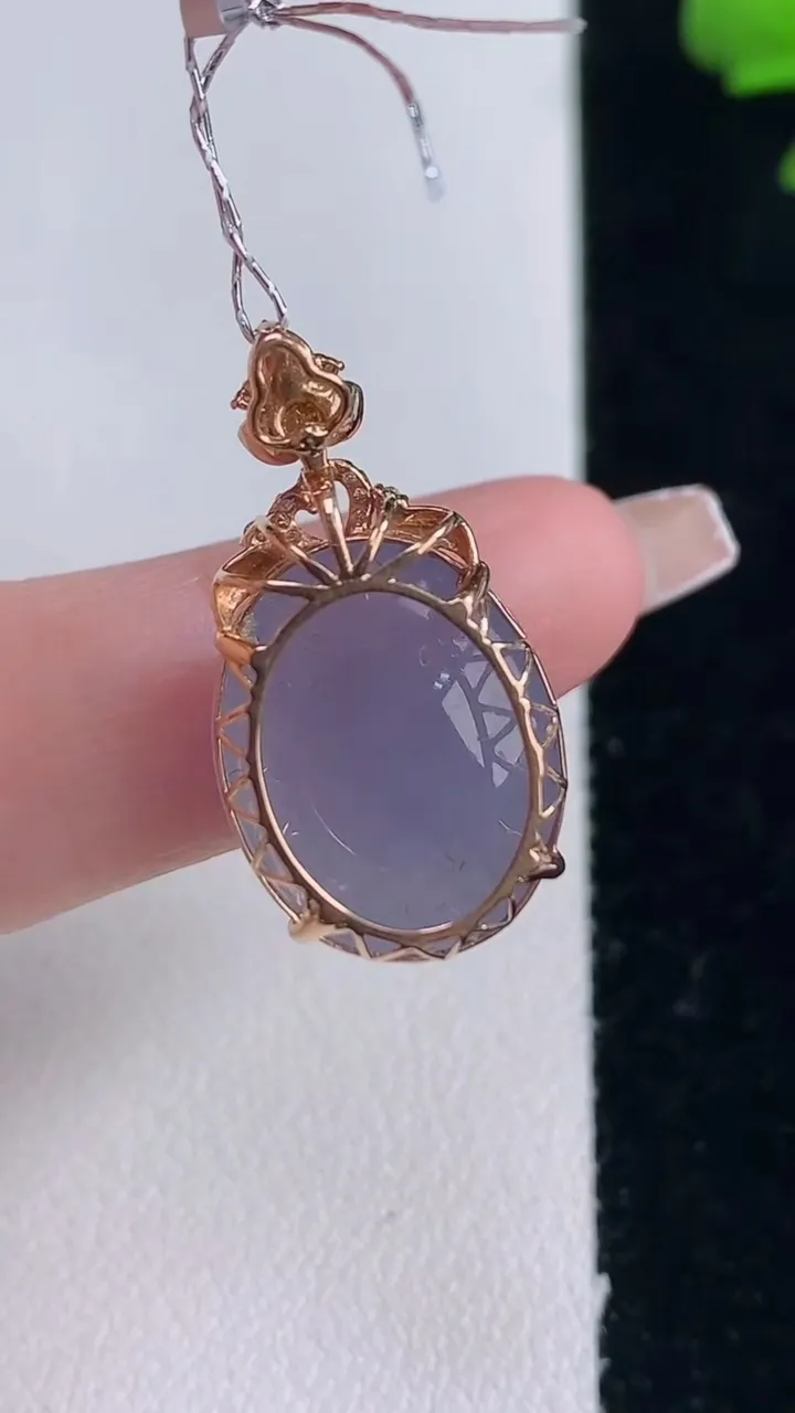 天然A货翡翠18K金紫罗兰蛋面吊坠，尺寸25.7-17.3-14-10，重量:4.58g
12月30日