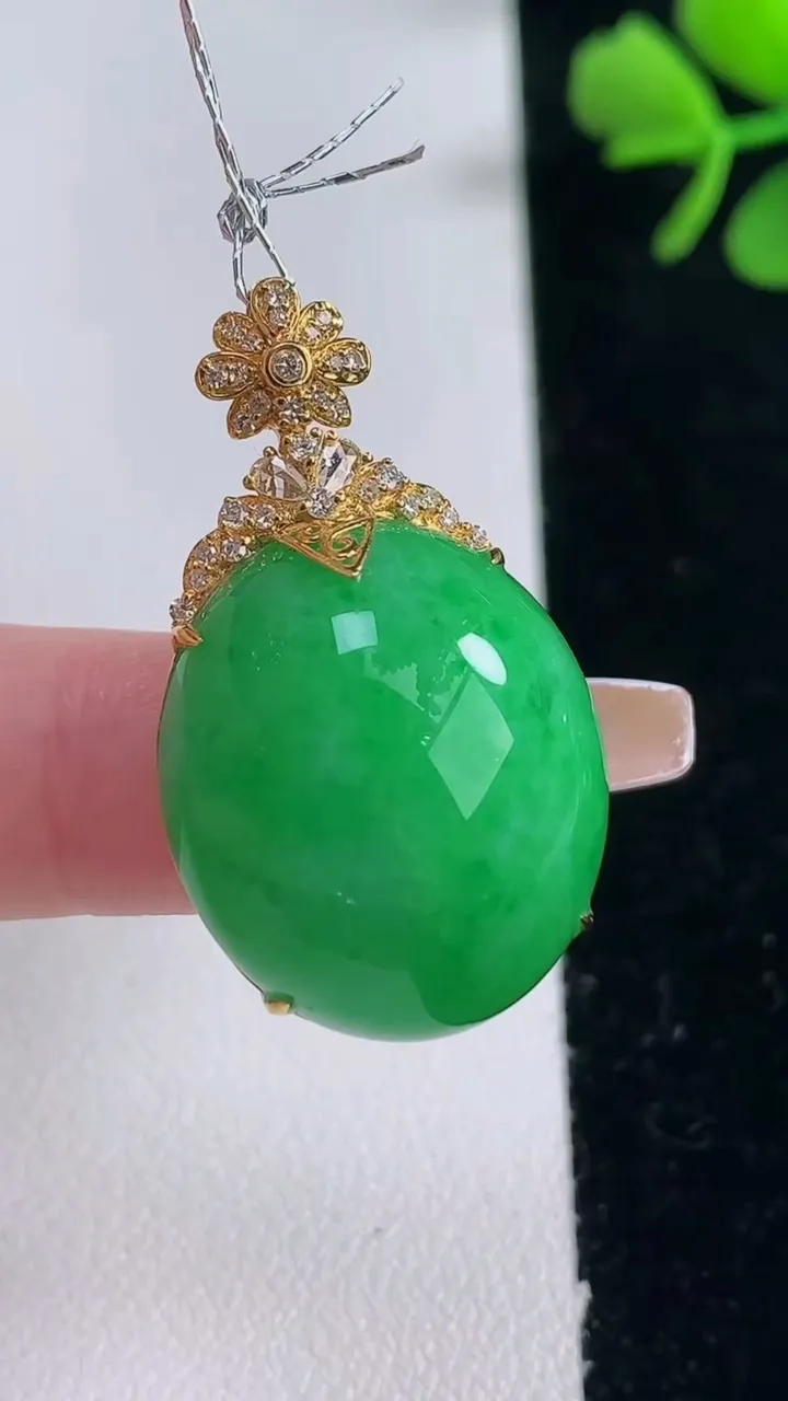 天然A货翡翠蛋面吊坠，尺寸32.7-22.2-18.5-10.8，重量:9.11g
12月30日