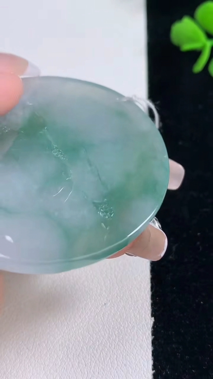 天然A货翡翠牌吊坠，尺寸53-47.7-5.5，重量:30.67g
12月30日