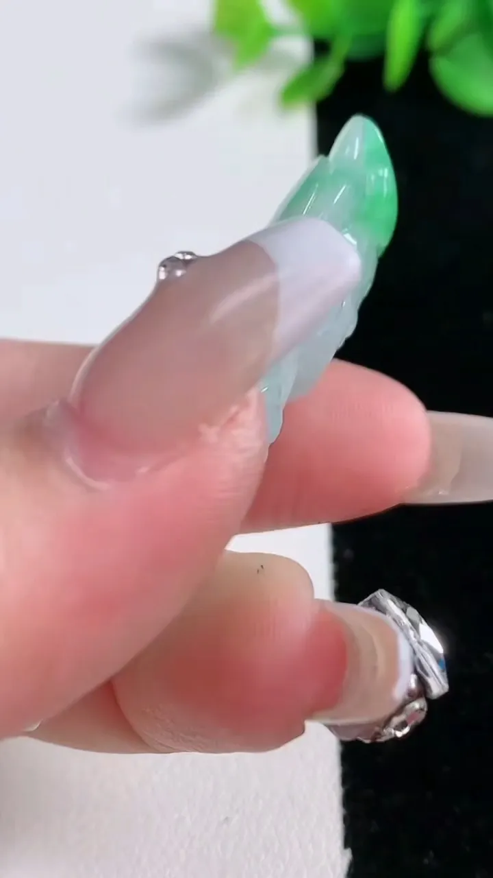 天然A货翡翠逍遥佛公吊坠，尺寸54.6-20.5-9.6，重量:20.00g
12月30日