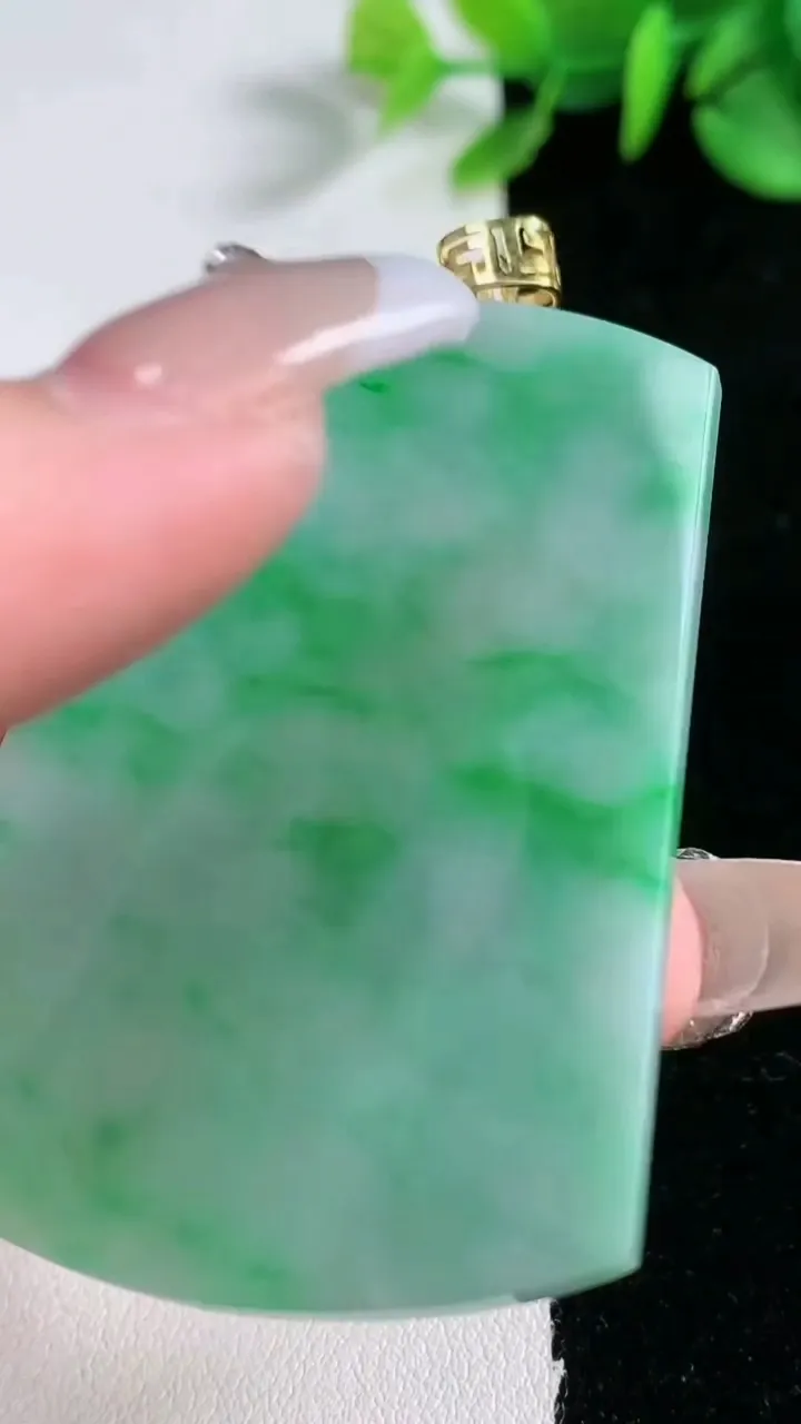 天然A货翡翠无事牌吊坠，尺寸53.3-27.5-5.6，重量:16.76g
12月30日