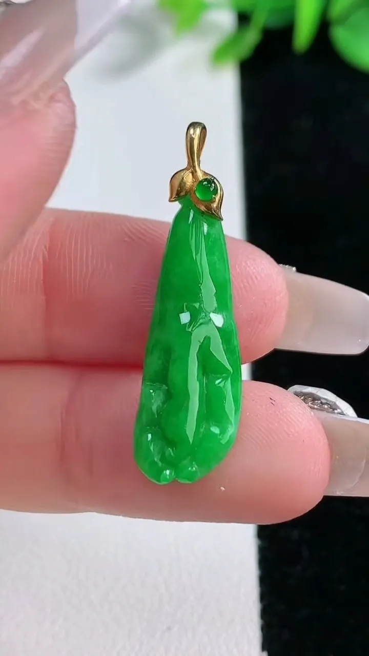 天然A货翡翠佛手瓜吊坠，尺寸24.8-9.2-4.4，重量:1.84g
12月30日