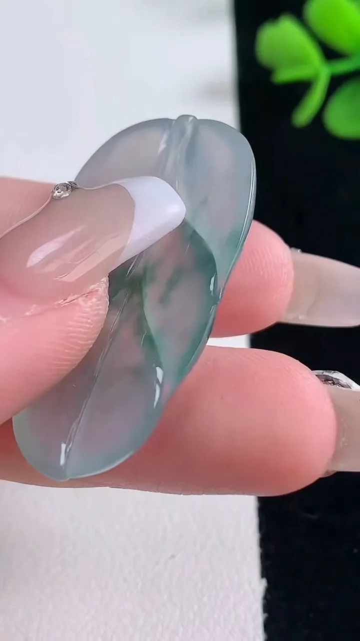 天然A货翡翠种飘花金枝玉叶 叶子吊坠，尺寸38.4-22-4，重量:6.70g
12月30日