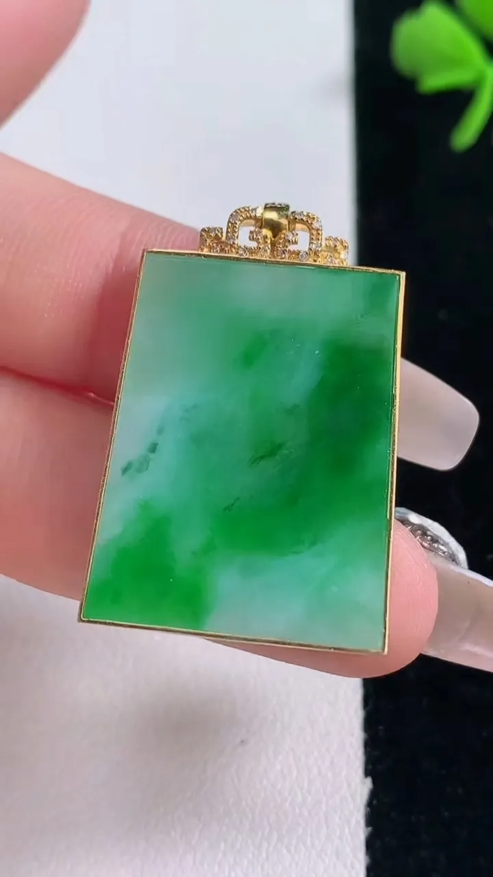 天然A货翡翠无事牌吊坠，尺寸27.8-21-2.7，重量:6.14g
12月30日